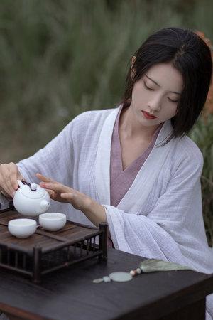 只有几根带子遮住重要部位