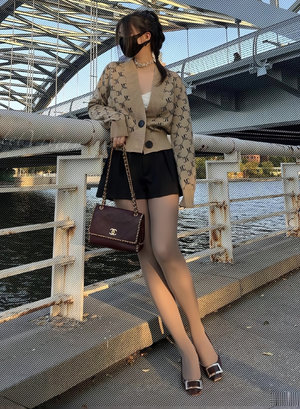 年轻御姐范美女