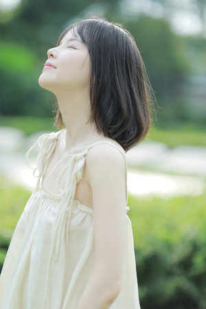 大黄狗配美女的动物是什么
