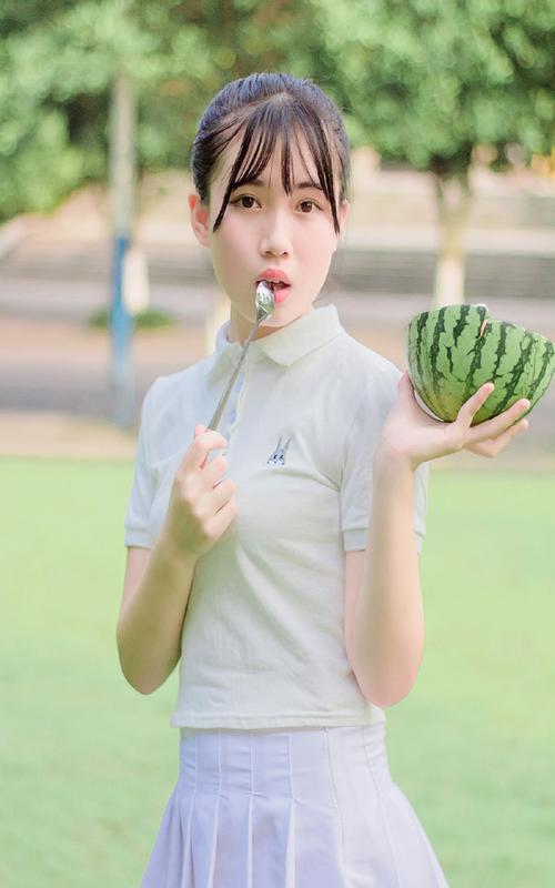打烊后仅剩二人的沙龙