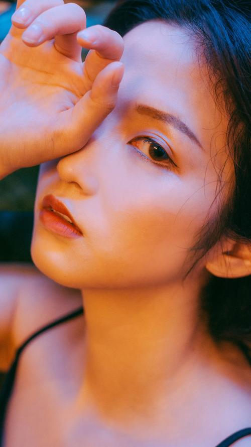 手机调成震动夹在中间